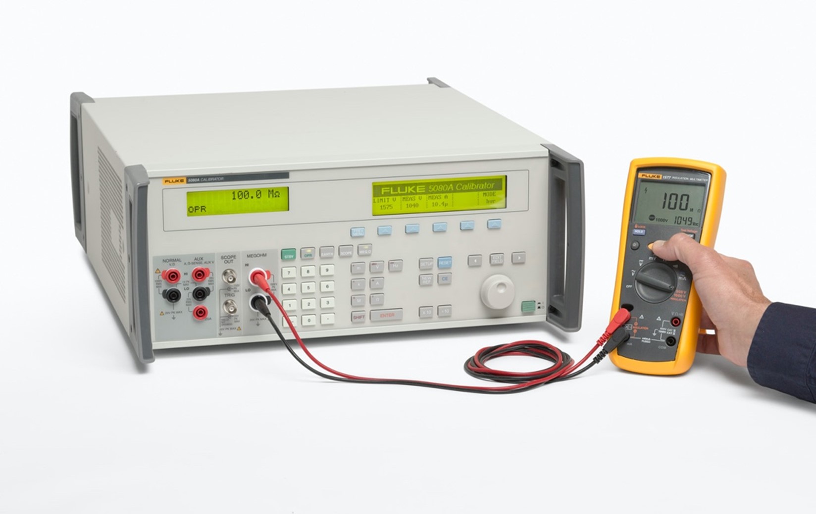 El calibrador multiproducto 5080A de Fluke Calibration se utiliza para calibrar un multímetro digital 113 de Fluke